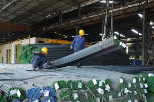 Hiện giá thép bán lẻ trên thị trường đã về mức 11.000 - 11.500 đồng/kg, thấp hơn 15% so với thời điểm cuối tháng 3.