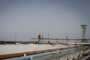 Cơ sở lọc dầu trên đảo Kharg thuộc vùng Vịnh, miền nam Iran ngày 23/2. (Nguồn: THX/TTXVN)