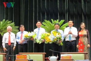 Ông Đinh La Thăng tặng hoa chúc mừng 2 Phó Chủ tịch mới