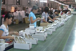 Sản xuất giày xuất khẩu. (Ảnh: Nguyễn Huế)