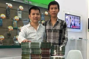 Ông Đỗ Trọng Hiếu (bên trái) giao dịch với ông Nguyễn Tiến Chiến.