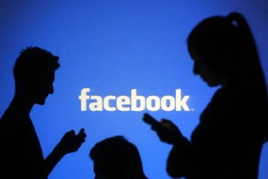 Quảng cáo trực tuyến, đặc biệt là trên nền tảng thiết bị di động,mang lại nguồn thu lớn cho Facebook. (Ảnh: qz.com)