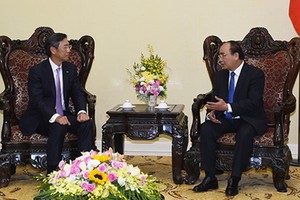 Thủ tướng Nguyễn Xuân Phúc và Tổng Giám đốc điều hành khu vực châu Á-Thái Bình Dương Ngân hàng Sumitomo Banking Corporation (SMBC). (Ảnh VGP/Quang Hiếu)