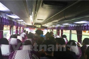 Thực trạng xe nhồi nhét khách, thu tiền quá giá vé quy định vẫn còn tồn tại vào các dịp nghỉ lễ. (Ảnh: Việt Hùng/Vietnam+)