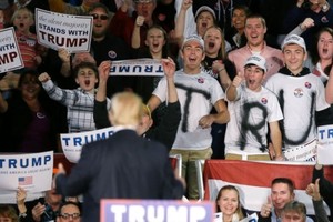 Đám đông cử tri hào hứng trước phát biểu của tỷ phú Donald Trump. Ảnh AP