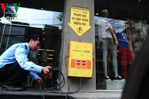 Những trạm sạc miễn phí dành cho xe đạp điện được lắp đặt tại 3 địa chỉ: 133 Thái Hà, 18 Điện Biên Phủ và 308 Bà Triệu. 