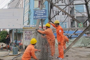 Nhân viên Tổng Công ty Điện lực Hà Nội đang kiểm tra lưới điện. (Ảnh: Đức Duy/Vietnam+)