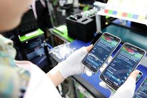 Dẫn đầu về giá trị kim ngạch xuất khẩu tính từ đầu năm đến 15/5 là hàng điện thoại các loại và linh kiện đạt trên 12,7 tỷ USD. (Ảnh minh họa: KT)