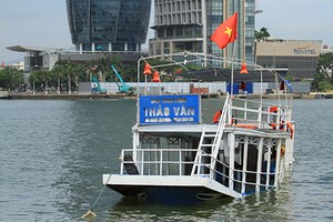 Con tàu chìm đã được lai dắt vào bờ để phục vụ công tác điều tra. Ảnh: Nguyễn Đông.