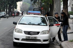 Từ 1/7, khách đi taxi có thể đòi hóa đơn in ngay trên xe