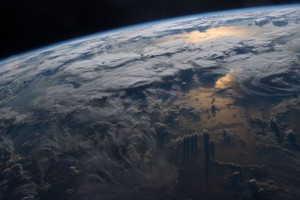 Hoàng hôn trên một đại dương vào ngày 3/3/2016.