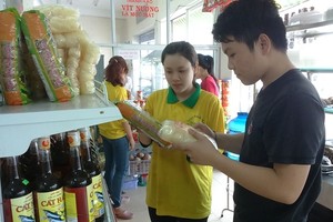 Người tiêu dùng chọn hàng trong siêu thị (Ảnh: Quang Huy)