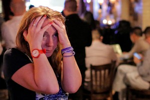 Một phụ nữ Anh bị sốc sau khi đa số người Anh ủng hộ Brexit. Ảnh: Reuters 