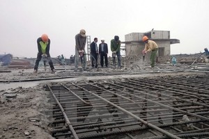 Các lực lượng thi công tiến hành phá dỡ phần vi phạm tại tầng 19 tòa tòa nhà 8B Lê Trực. (Ảnh: Nguyễn Văn Cảnh/TTXVN)