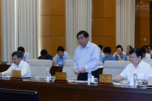 Bộ trưởng KH-ĐT Nguyễn Chí Dũng nhận định nhiều nguyên nhân khiến đà tăng trưởng 6 tháng đầu năm chững lại (ảnh: Quochoi.vn).