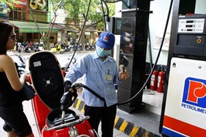 Cách tính thuế nhập khẩu đối với mặt hàng xăng dầu hiện nay giúp các doanh nghiệp kinh doanh xăng dầu đầu mối thu lợi lớn mỗi ngày