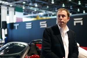 Người sáng lập ra hãng ô tô điện Tesla, Elon Musk, đã công bố kế hoạch bí mật mới là sản xuất xe tải hạng nặng chạy điện và lập một đội xe Tesla dưới hình thức kinh tế chia sẻ ở các thành phố