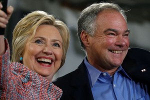 Ông Tim Kaine chính thức được bà Clinton đề cử làm ứng viên phó tổng thống Mỹ. Ảnh: Reuters