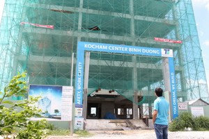 Tòa nhà Kocham Bình Dương đã được xây tới tầng thứ 8 (ảnh chụp ngày 31-7) - Ảnh: ĐÌNH TRỌNG