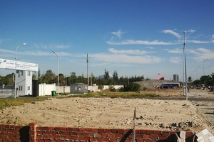 Hình ảnh khu đất biệt thự nằm sát sân bay Nước Mặn đã được nhiều người Trung Quốc núp bóng mua gom để đầu tư xây nhà hàng khách sạn.