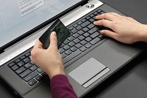 Các nhà băng liên tục cảnh báo người dùng về nguy cơ mất thông tin thẻ ngân hàng. Ảnh: D.M.