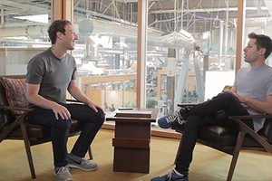 Mark Zuckerberg (trái) trong buổi trò chuyện hôm qua. Ảnh: Y Combinator