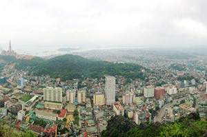 Toàn cảnh thành phố Hạ Long nhìn từ núi Bài Thơ. Ảnh: Minh Phương