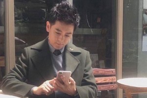 Ảnh Lâm Chí Dĩnh đang dùng một mẫu iPhone lạ lan truyền trên các trang mạng xã hội Trung Quốc.