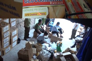 Lực lượng liên ngành thu giữ nhiều thực phẩm chức năng không có hóa đơn chứng từ cùng nhiều tang vật làm giả. Ảnh:ANTV/Ban 389 quốc gia