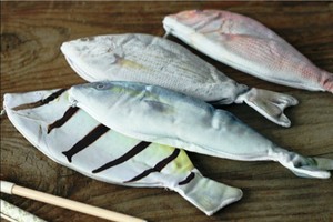 Hộp bút hình cá xuất xứ Trung Quốc từng rao bán rầm rộ trên mạng. Ảnh minh họa.