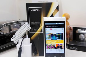 Smartphone 2 màn hình giá hơn 4 triệu đồng sắp ra mắt tại Việt Nam