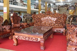 Bộ bàn ghế nặng gần 2 tấn bằng gỗ quý