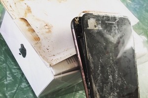 Hình ảnh chiếc iPhone 7 bị phát nổ ngay trong vỏ hộp đựng