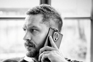 Nam tài tử Tom Brady là đại sứ cho thương hiệu điện thoại xa xỉ Solarin.