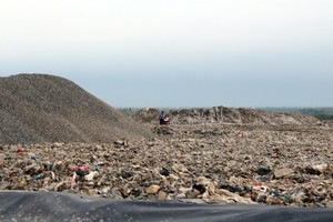 Khu chôn lấp rác và chứa nước thải của bãi rác Đa Phước phát sinh mùi hôi. Ảnh: Hữu Nguyên