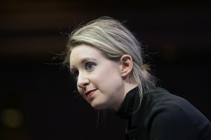 Chỉ hơn một năm trước, Theranos tự hào có được chứng nhận của Cơ quan Dược phẩm và Thực phẩm Mỹ (FDA) về khả năng phát hiện bệnh lậu chỉ với vài giọt máu lấy tại đầu ngón tay bệnh nhân. Đến tháng 7/2016, Holmes bị giới chức Mỹ cấm sở hữu hoặc điều hành mộ