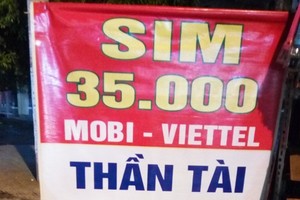 Một quầy hàng bán sim sinh viên công khai trên đường Trường Chinh.