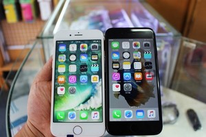 Rất khó phân biệt iPhone 7 hàng nhái (bên trái) và hàng thật.