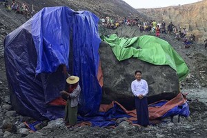 Viên ngọc khổng lồ được phát hiện ở Myanmar