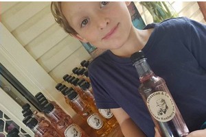 Cậu bé Sebastian Lucas đã tiết kiệm tiền bán nước chanh suốt 3 năm để tự mua cho mình chú ngựa yêu thích.