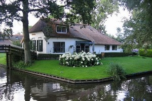 Ngôi làng 700 năm không sửa đường, đến nhà hàng xóm phải chèo thuyền