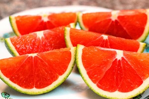 Cam ruột đỏ có màu khá lạ và bắt mắt. Ảnh: Phương Đông.