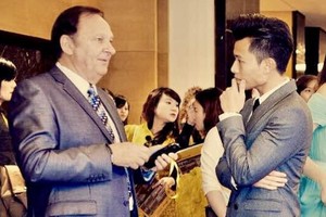 Nguyễn Thế Anh và đối tác người Mỹ trong một cuộc hội thảo.