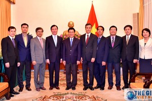 Phó Thủ tướng, Bộ trưởng Ngoại giao Phạm Bình Minh cùng các đại biểu dự lễ trao quyết định. Ảnh TGVN