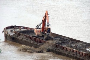 Phó thủ tướng chỉ đạo điều tra việc xả thải xuống sông Hồng