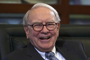 Warren Buffett không tỏ ra lo lắng khi Donald Trump đắc cử. Ảnh: CNN