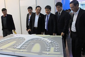 Lãnh đạo Bộ Giao thông Vận tải xem xét các phương án kiến trúc sân bay Long Thành. Ảnh: Đ.Loan