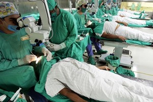 Bác sĩ phẫu thuật cho các bệnh nhân ở Viện Mắt Cuba tại thủ đô Havana. Ảnh: AP