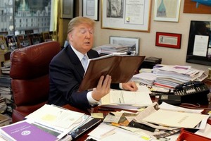 Trump không bỏ điện thoại đang dùng khi vào Nhà Trắng