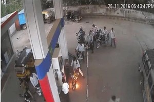 Gây hỏa hoạn thiêu rụi cả cây xăng chỉ vì hồn nhiên nghe điện thoại